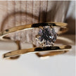 SINTA : Bague minimaliste à double anneau avec zircone solitaire au centre.