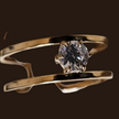 SINTA : Bague minimaliste à double anneau avec zircone solitaire au centre.