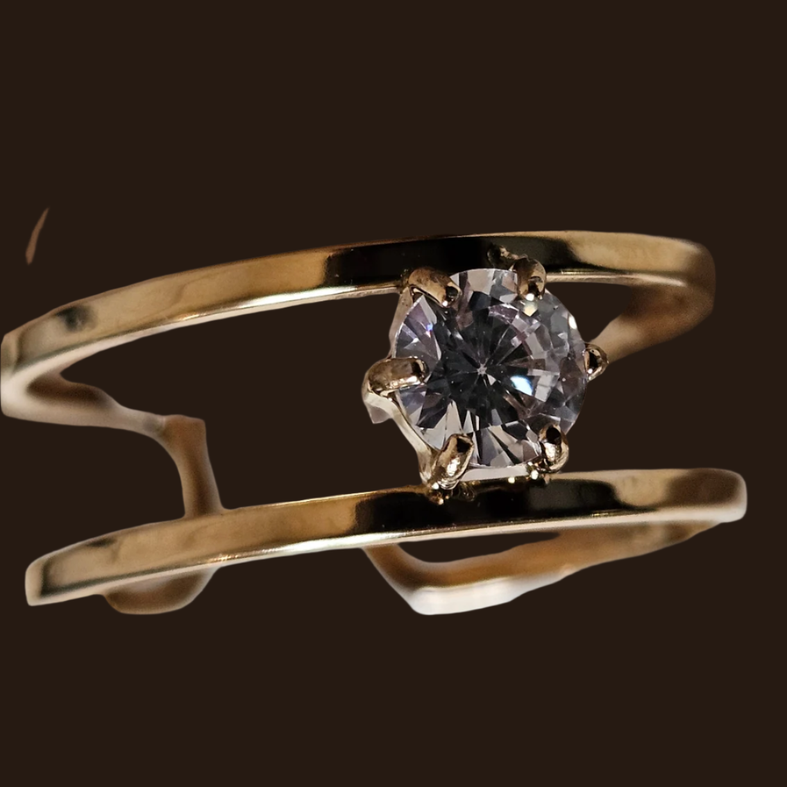 SINTA : Bague minimaliste à double anneau avec zircone solitaire au centre.