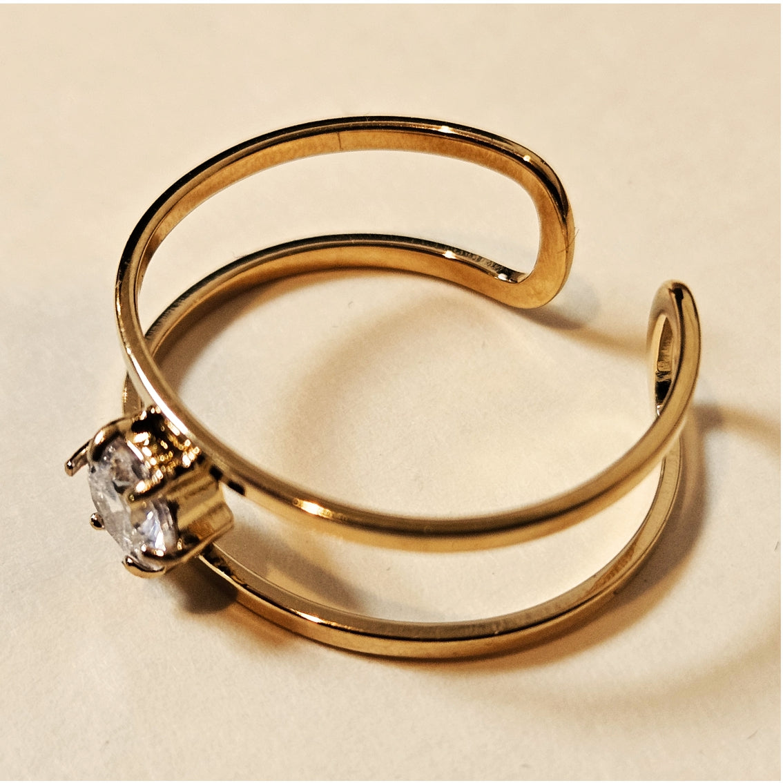 SINTA : Bague minimaliste à double anneau avec zircone solitaire au centre.