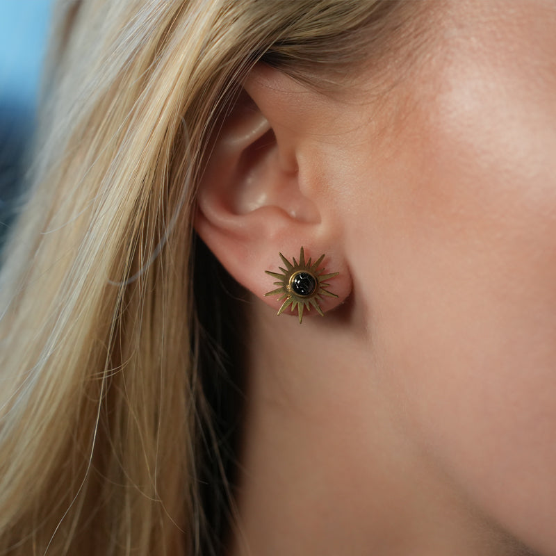 SOLE BLACK : Boucles d'oreilles à puces en pierre naturelle en forme de symbole solaire