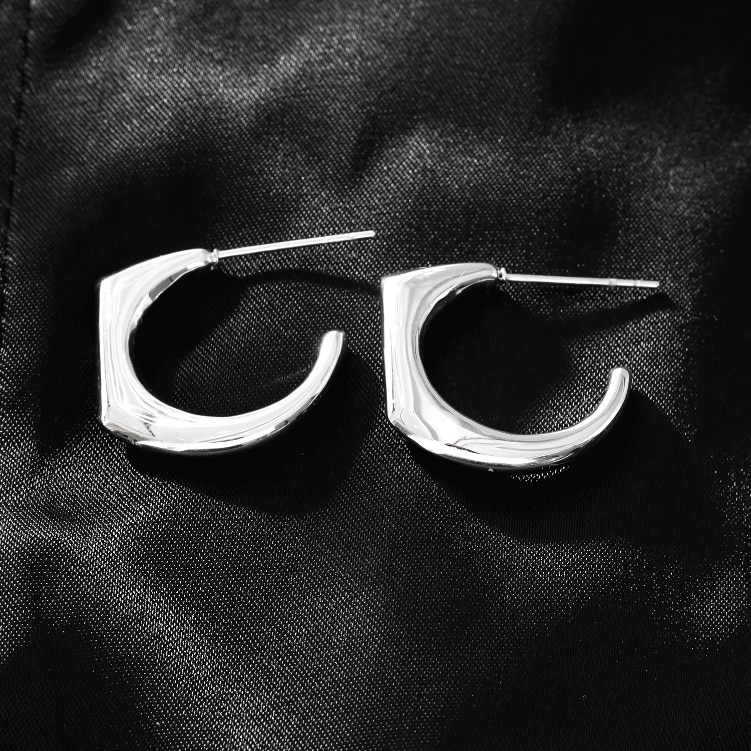 Style SOLOMA Argenté (Or Blanc) : Boucles d’oreilles créoles de style rétro industriel-chic.