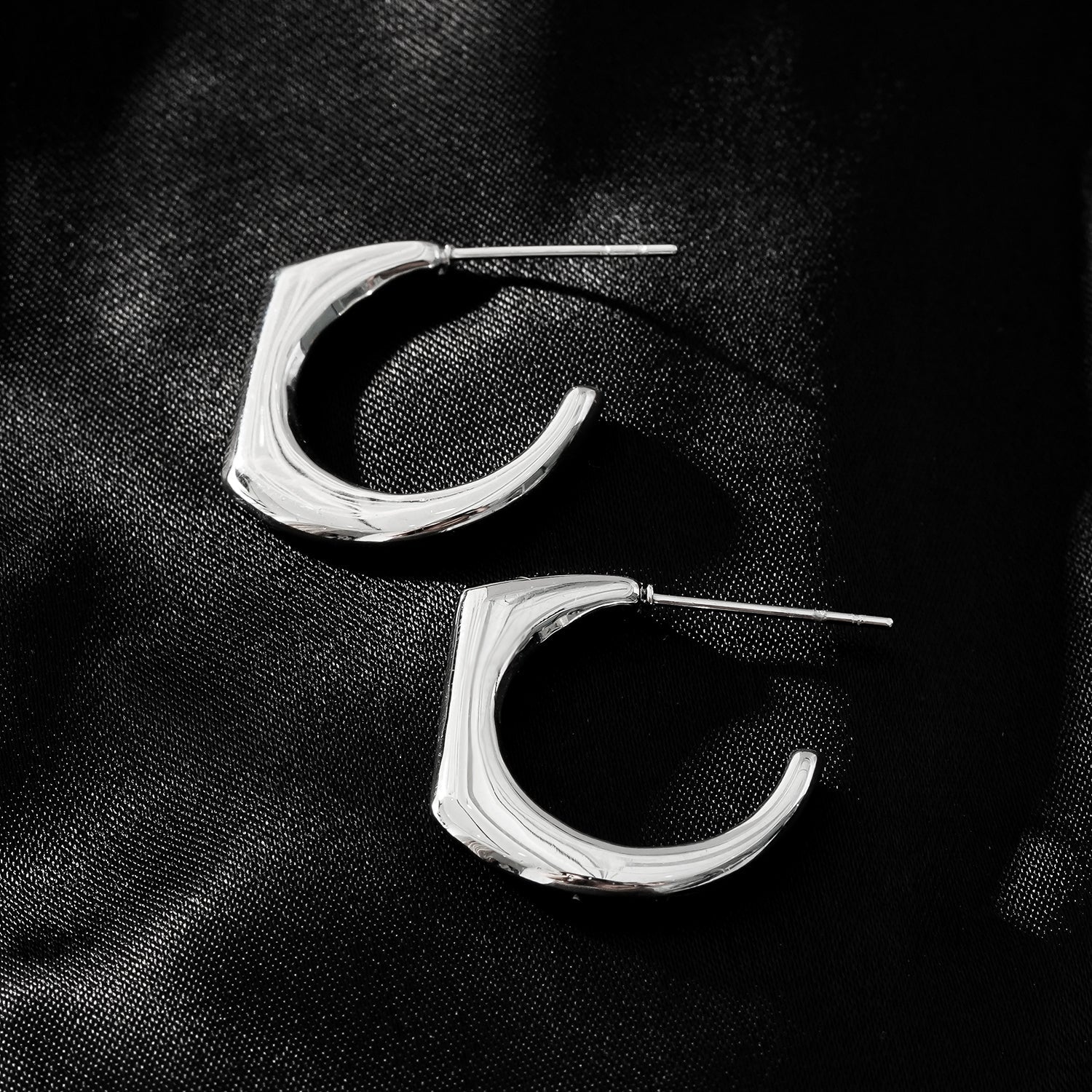 Style SOLOMA Argenté (Or Blanc) : Boucles d’oreilles créoles de style rétro industriel-chic.
