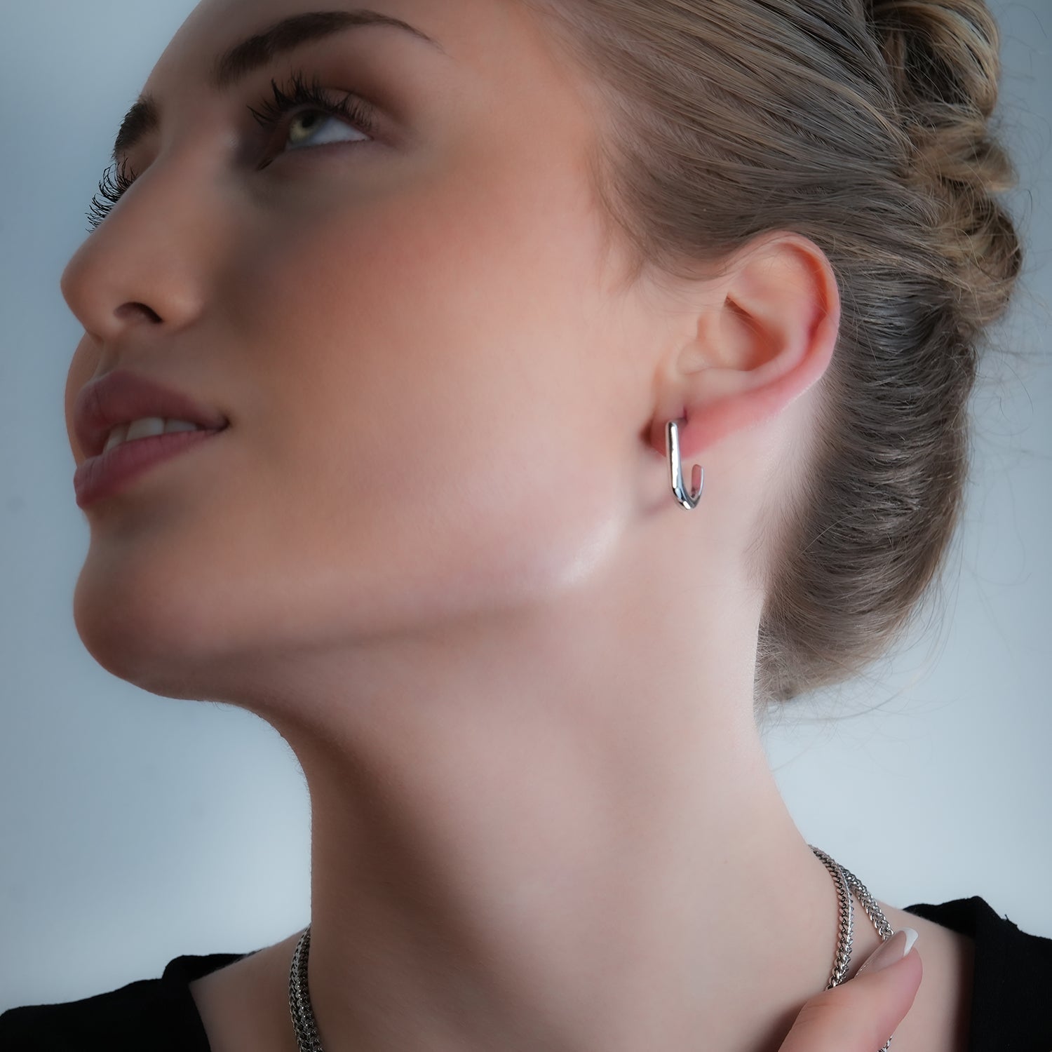 Style SOLOMA Argenté (Or Blanc) : Boucles d’oreilles créoles de style rétro industriel-chic.