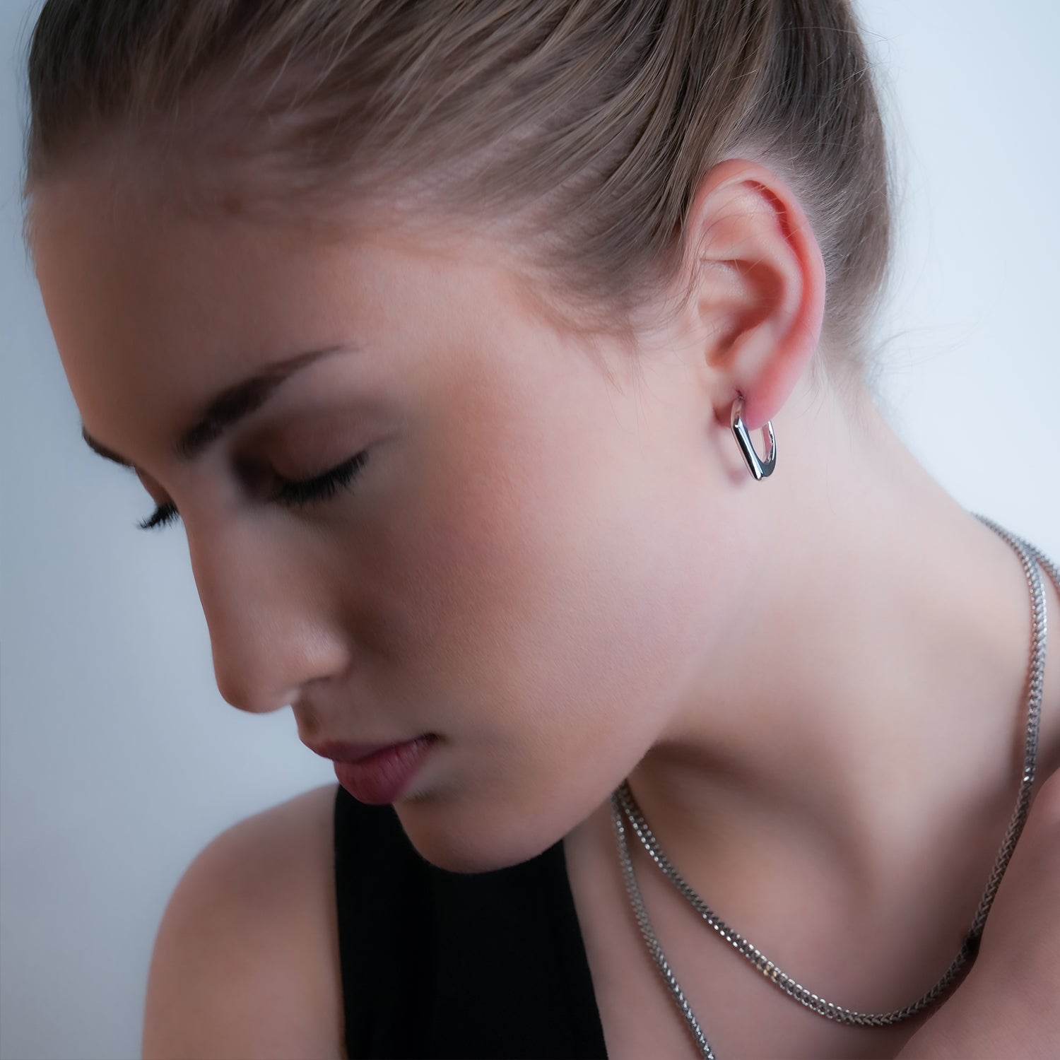 Style SOLOMA Argenté (Or Blanc) : Boucles d’oreilles créoles de style rétro industriel-chic.