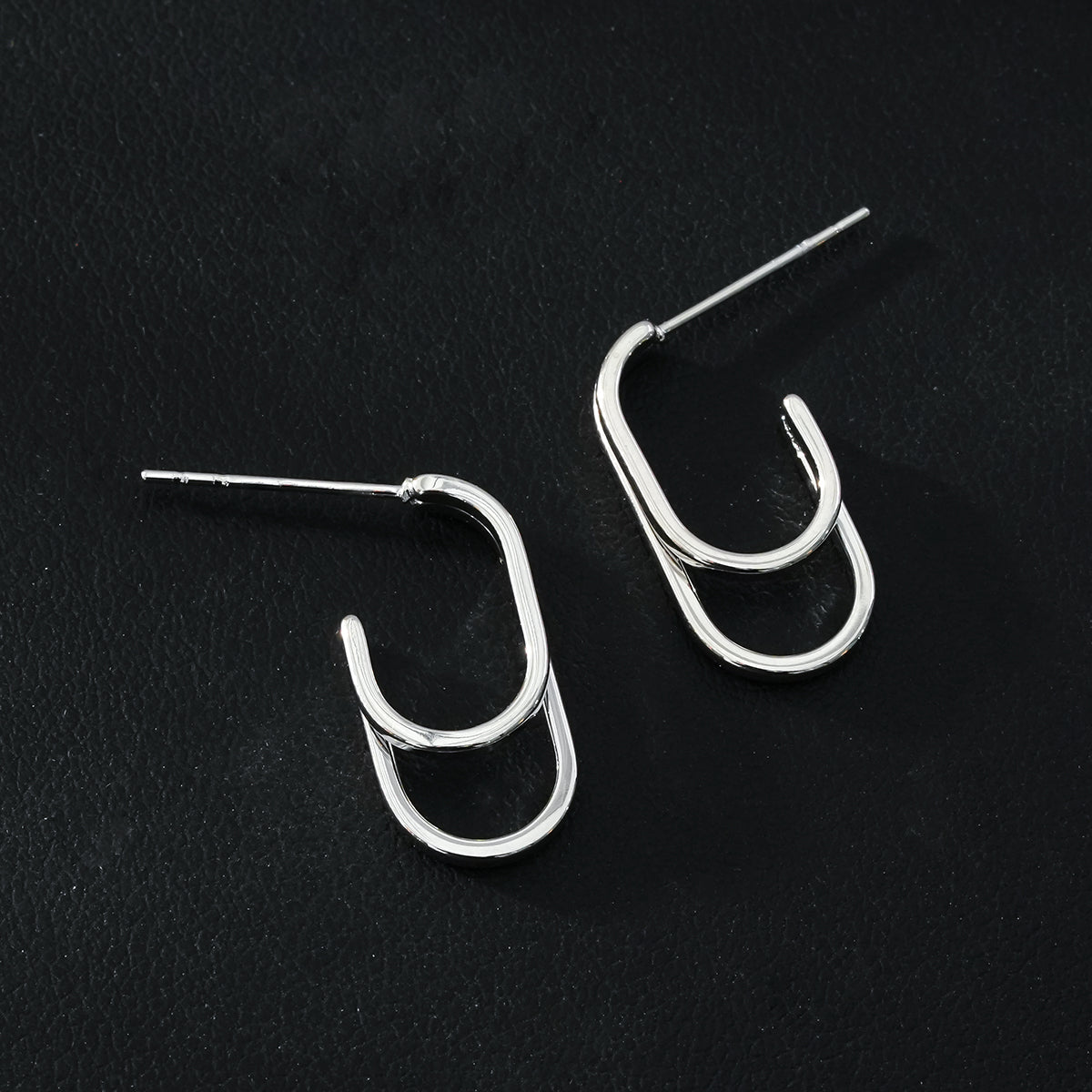 St SIMON Or Blanc (Couleur Argentée) : Boucles d'oreilles rectangulaires doubles à coins arrondis.