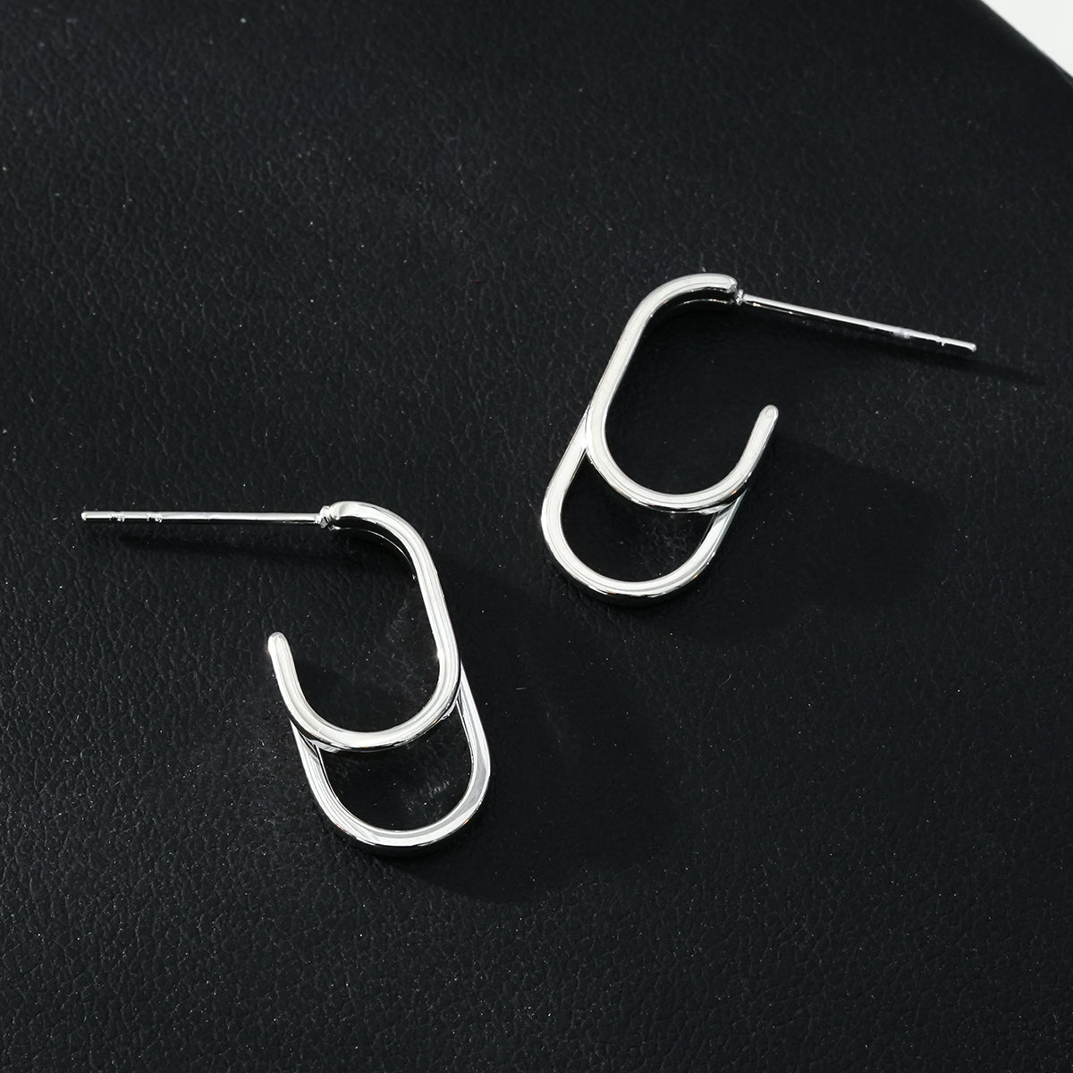 St SIMON Or Blanc (Couleur Argentée) : Boucles d'oreilles rectangulaires doubles à coins arrondis.