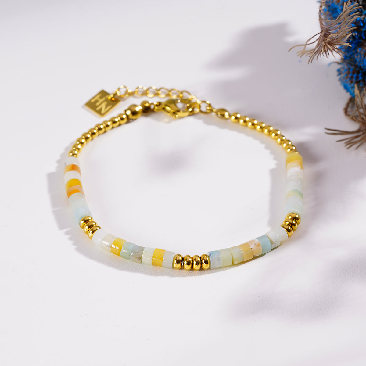 SUMAN : Bracelet en pierres d'aventurine rose et perles dorées.