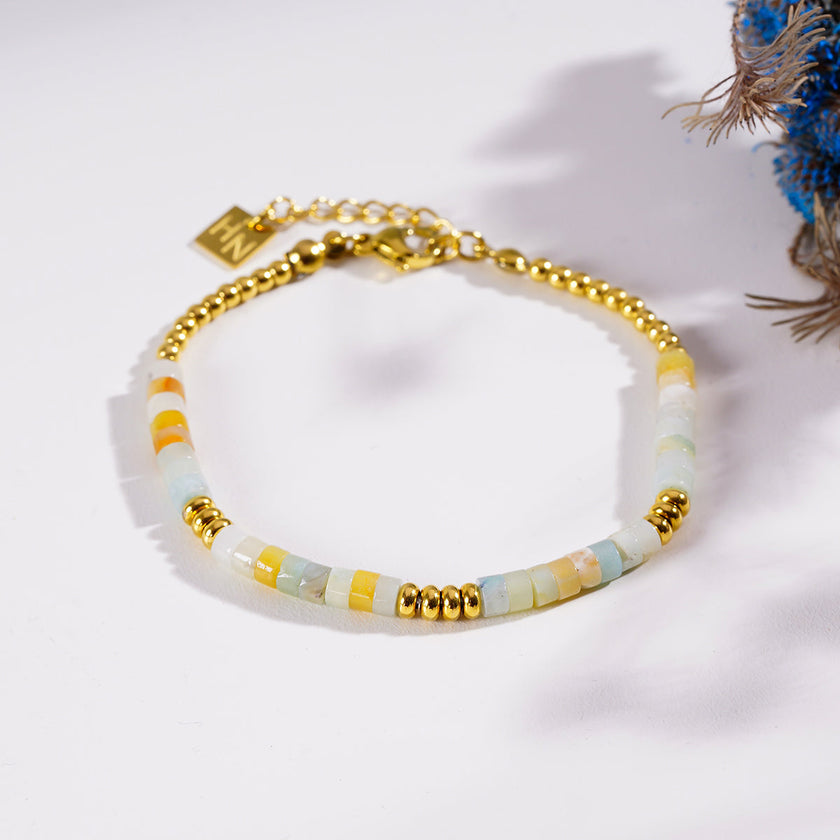 SUMAN : Bracelet en pierres d'aventurine rose et perles dorées.