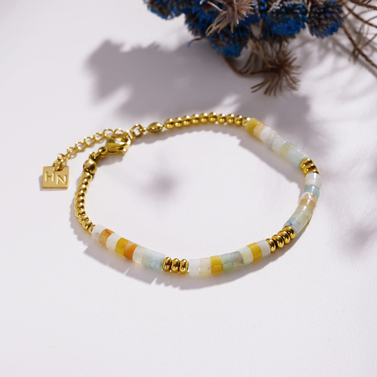 SUMAN : Bracelet en pierres d'aventurine rose et perles dorées.
