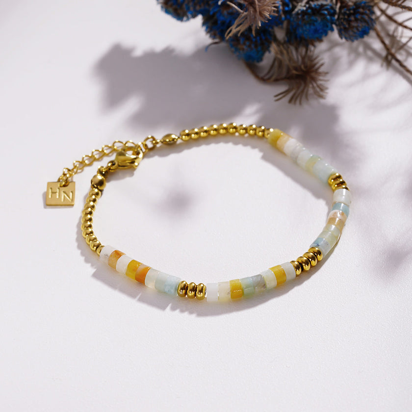 SUMAN : Bracelet en pierres d'aventurine rose et perles dorées.