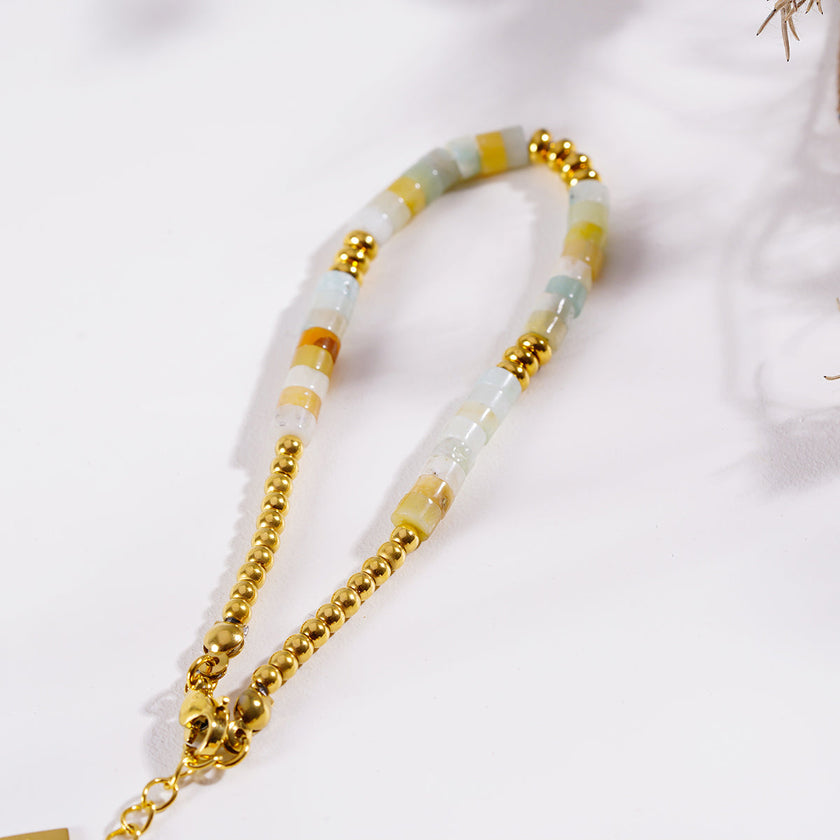 SUMAN : Bracelet en pierres d'aventurine rose et perles dorées.