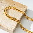 Style SUTTON : Collier ras-de-cou à maillons cubains en or.