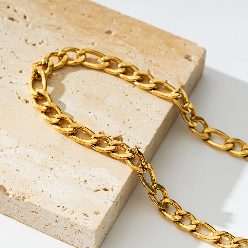 Style SUTTON : Collier ras-de-cou à maillons cubains en or.