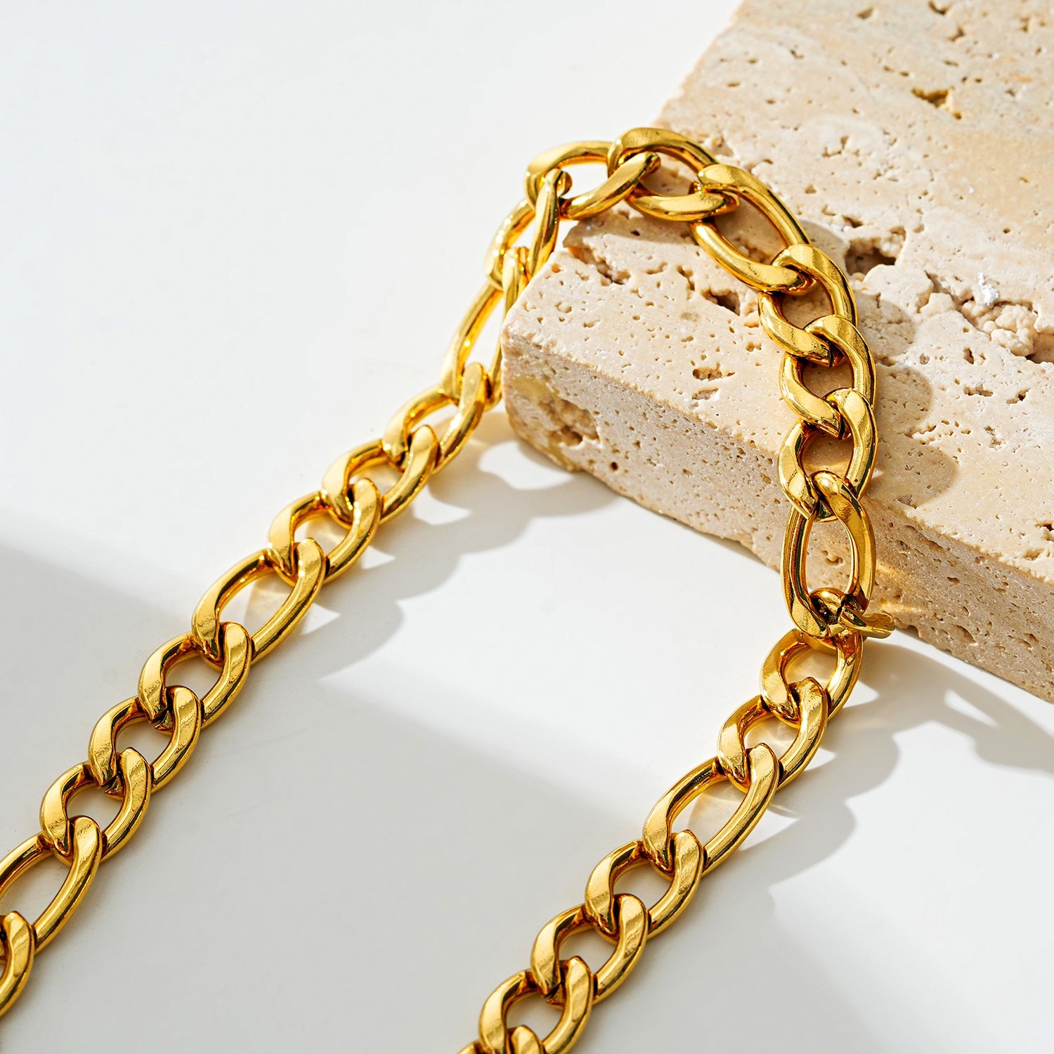 Style SUTTON : Collier ras-de-cou à maillons cubains en or.