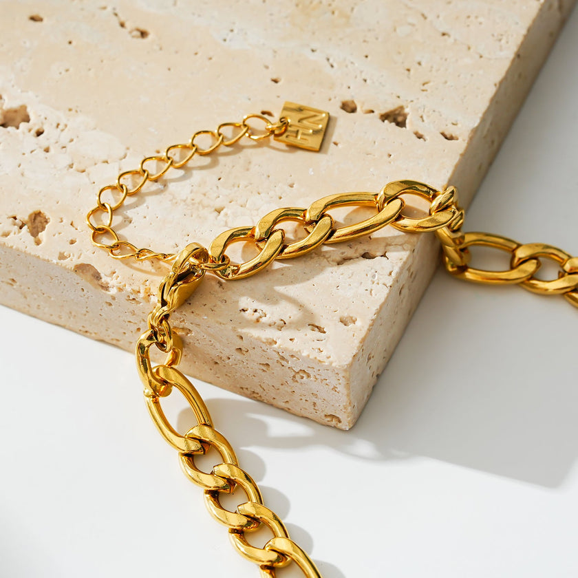 Style SUTTON : Collier ras-de-cou à maillons cubains en or.