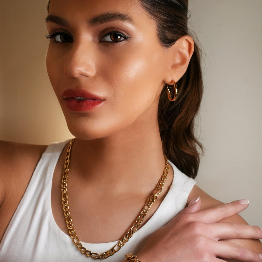Style SUTTON : Collier ras-de-cou à maillons cubains en or.