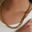 Style SUTTON : Collier ras-de-cou à maillons cubains en or.