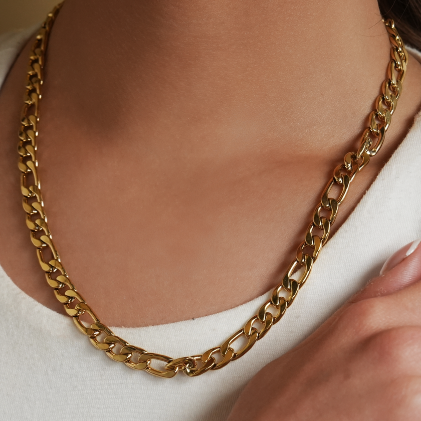 Style SUTTON : Collier ras-de-cou à maillons cubains en or.