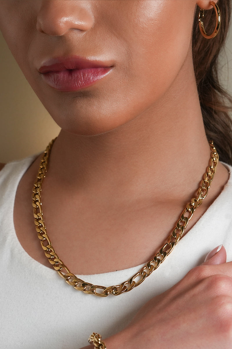Style SUTTON : Collier ras-de-cou à maillons cubains en or.