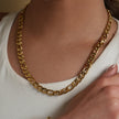 Style SUTTON : Collier ras-de-cou à maillons cubains en or.