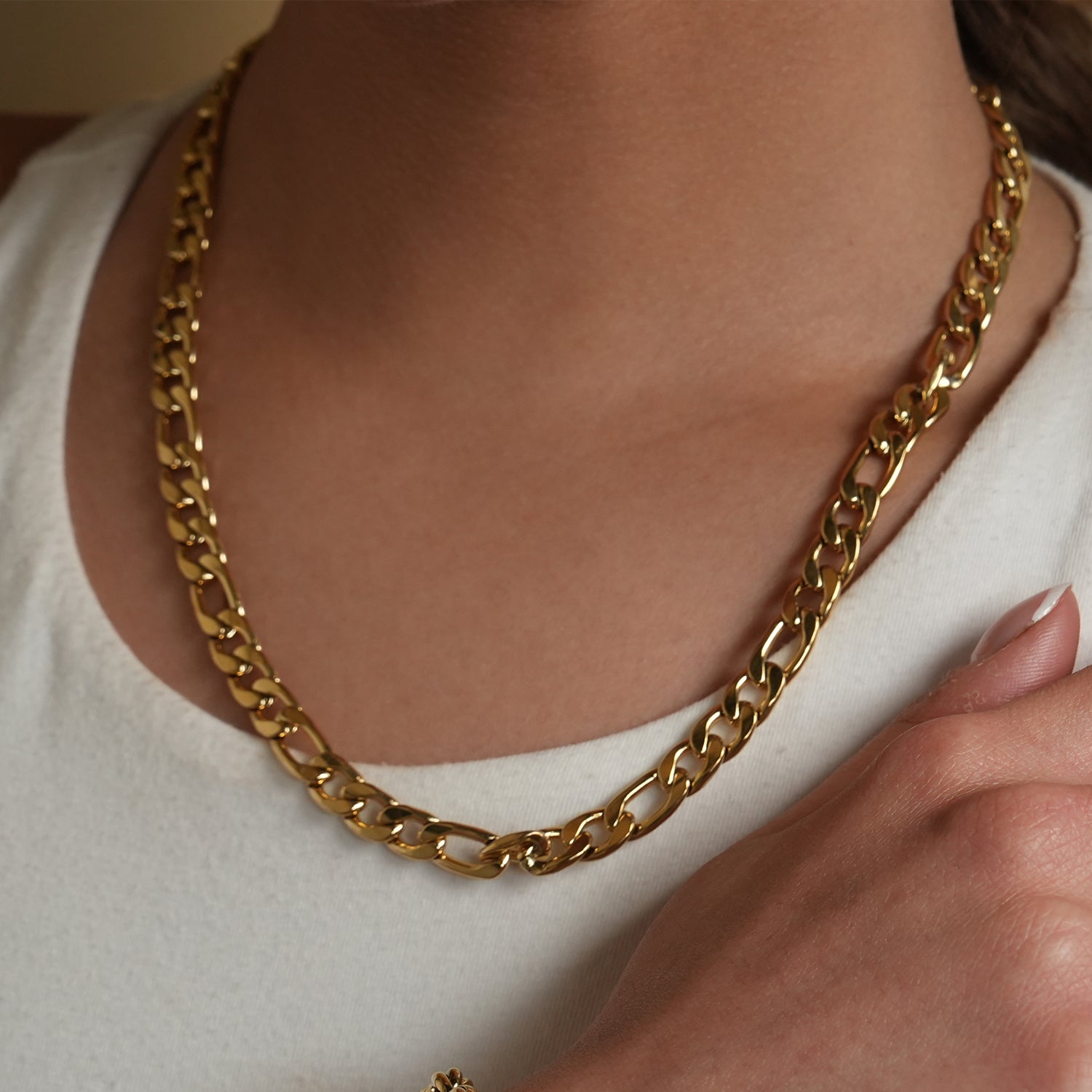 Style SUTTON : Collier ras-de-cou à maillons cubains en or.