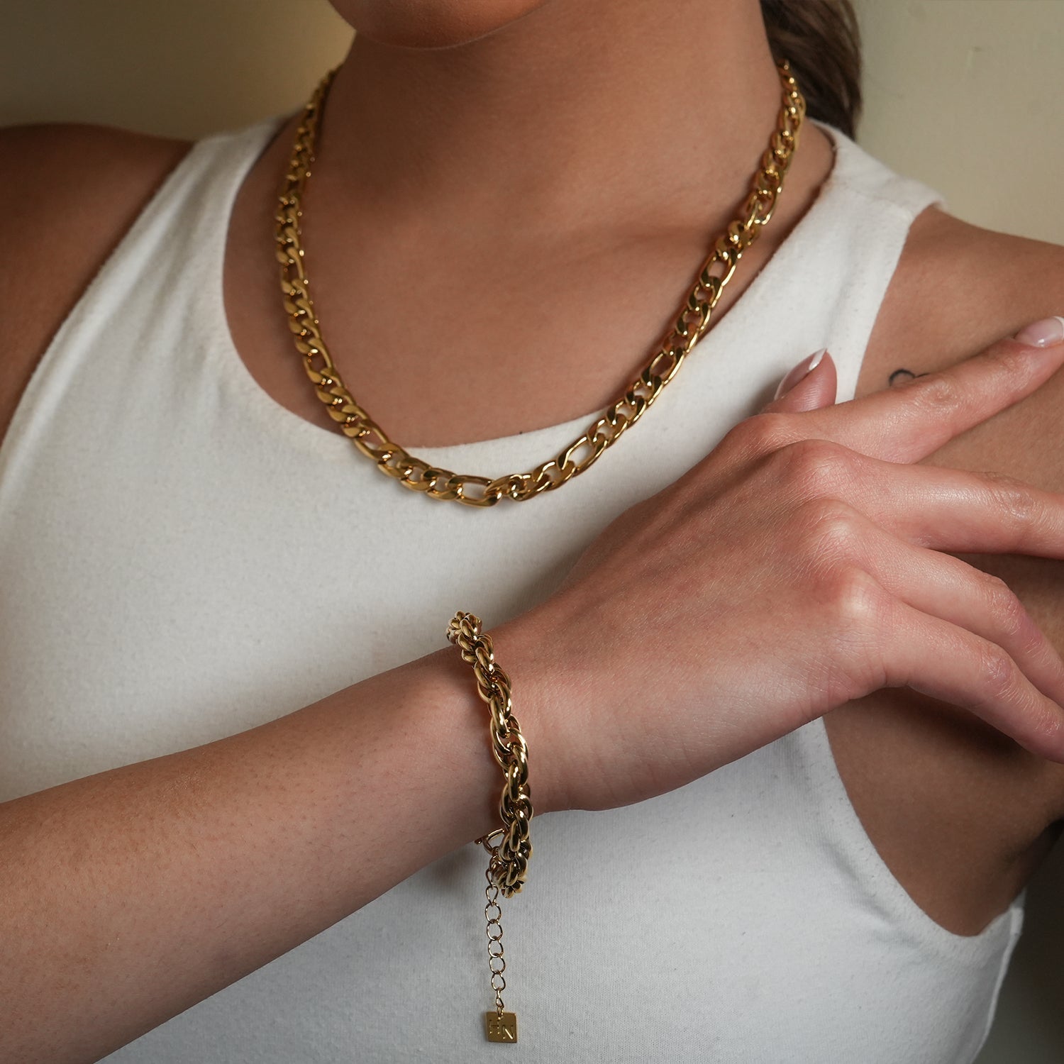Style SUTTON : Collier ras-de-cou à maillons cubains en or.