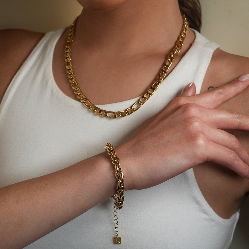 Style SUTTON : Collier ras-de-cou à maillons cubains en or.