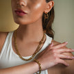 Style SUTTON : Collier ras-de-cou à maillons cubains en or.