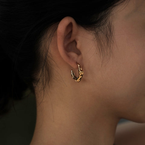 Boucles d'oreilles SADE Mini Hoop en or avec finition martelée