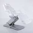 Table de soins du visage électrique 3 sections, couleur argent et blanc, avec accoudoirs.