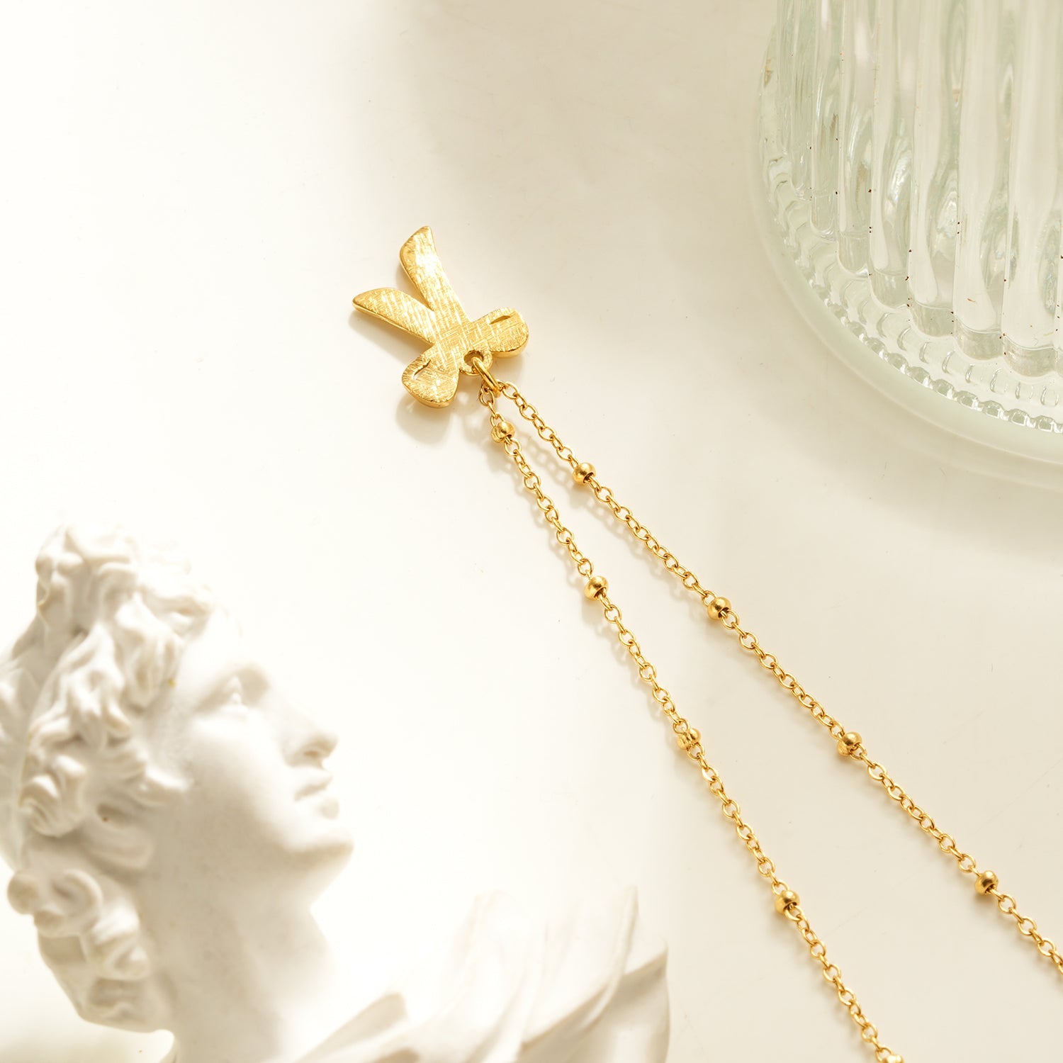 TALIANA Gold : Collier délicat à perles avec pendentif nœud et zircone solitaire – Bijou élégant pour tous les jours