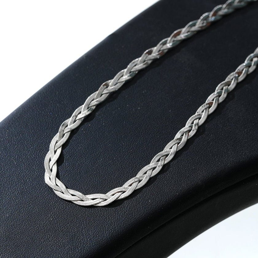TARA Or Blanc (Couleur Argentée) : Collier à texture peau de serpent en forme de chevrons entrelacés.