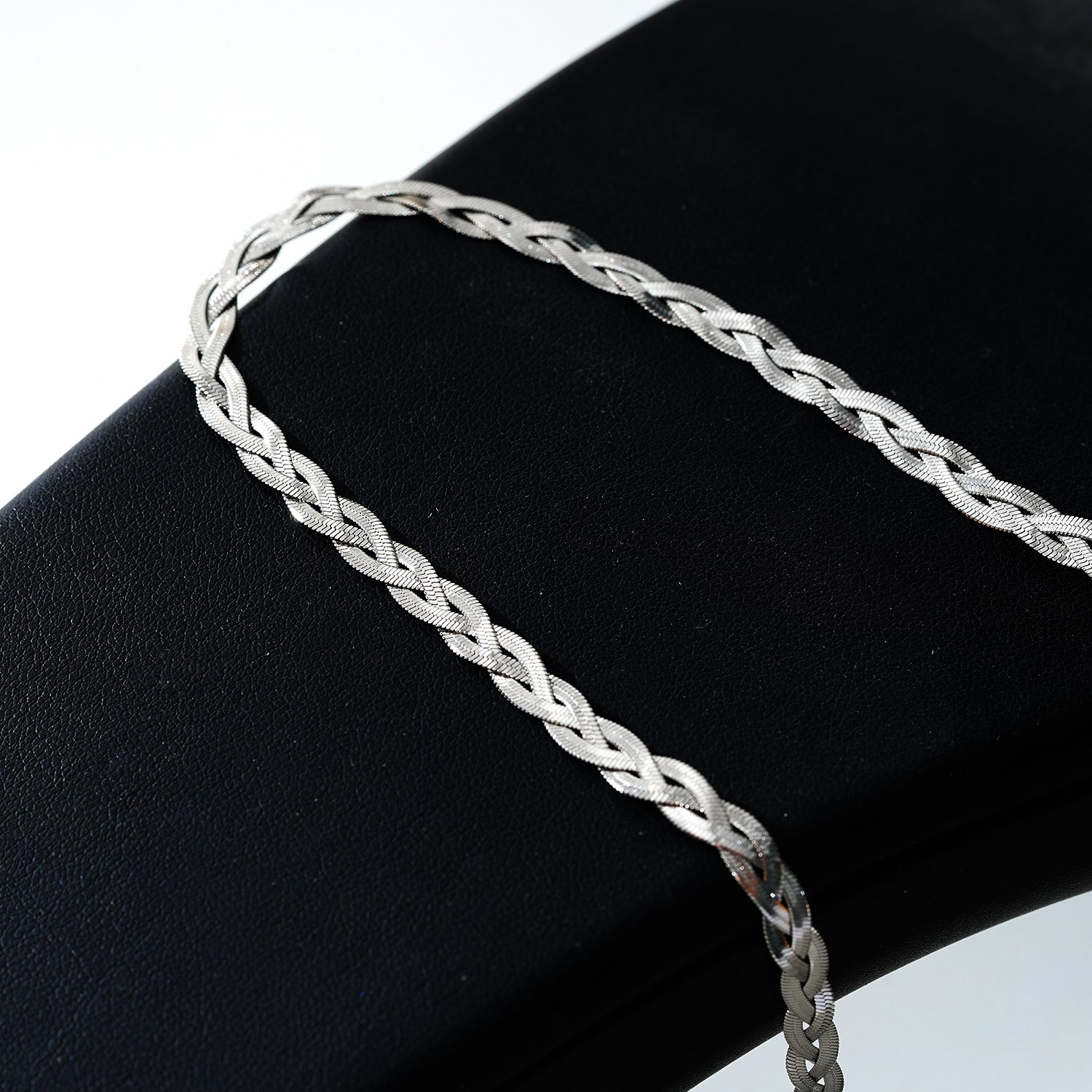 TARA Or Blanc (Couleur Argentée) : Collier à texture peau de serpent en forme de chevrons entrelacés.