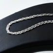 TARA Or Blanc (Couleur Argentée) : Collier à texture peau de serpent en forme de chevrons entrelacés.