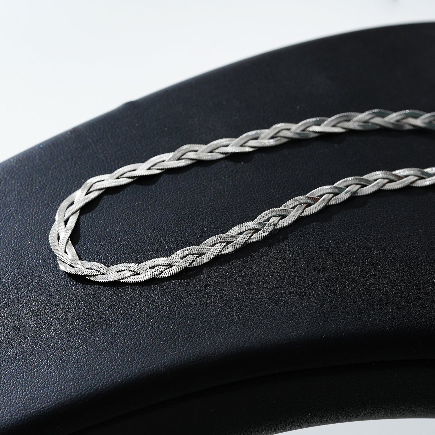 TARA Or Blanc (Couleur Argentée) : Collier à texture peau de serpent en forme de chevrons entrelacés.
