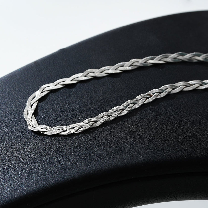 TARA Or Blanc (Couleur Argentée) : Collier à texture peau de serpent en forme de chevrons entrelacés.