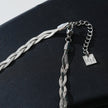 TARA Or Blanc (Couleur Argentée) : Collier à texture peau de serpent en forme de chevrons entrelacés.
