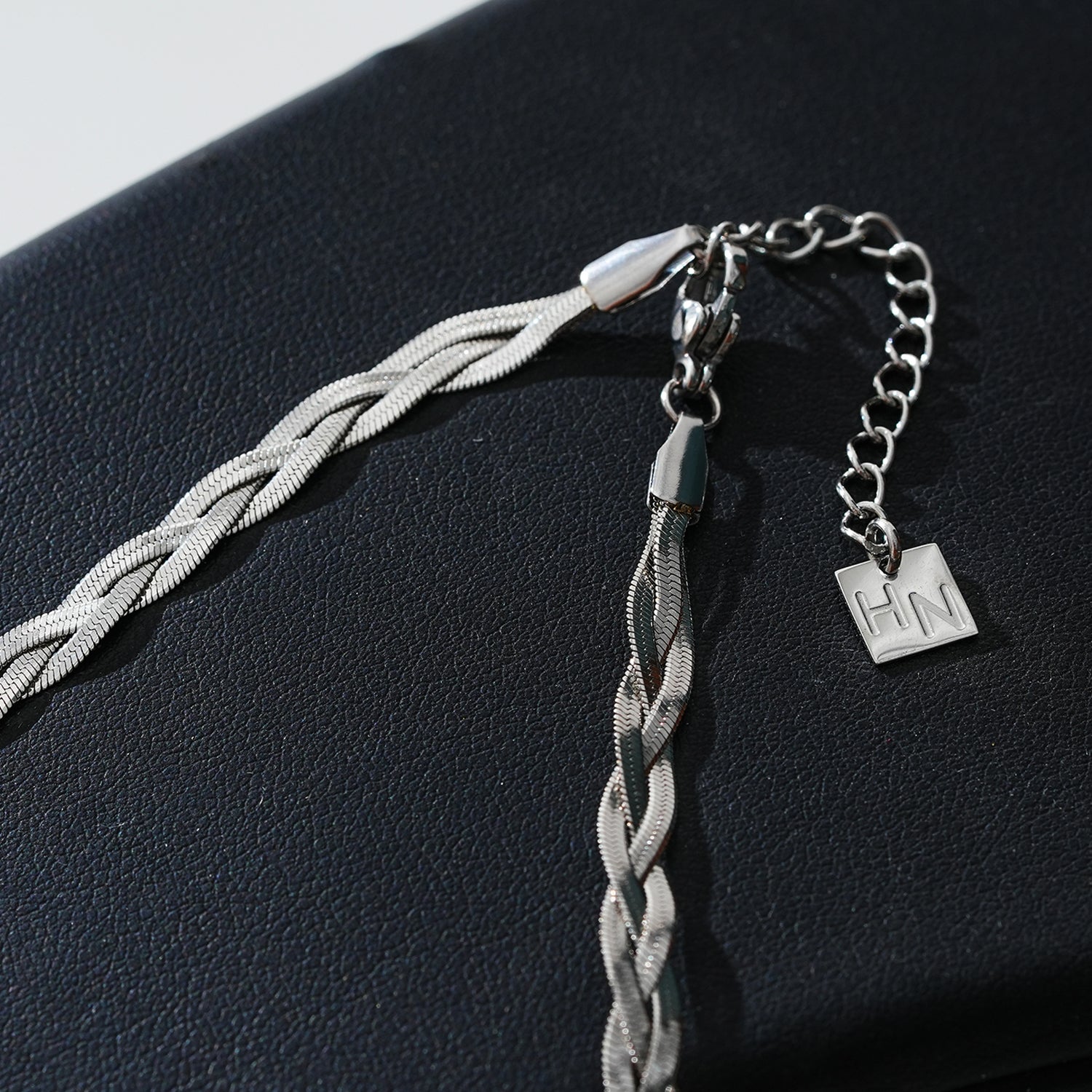 TARA Or Blanc (Couleur Argentée) : Collier à texture peau de serpent en forme de chevrons entrelacés.