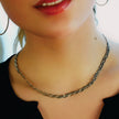 TARA Or Blanc (Couleur Argentée) : Collier à texture peau de serpent en forme de chevrons entrelacés.