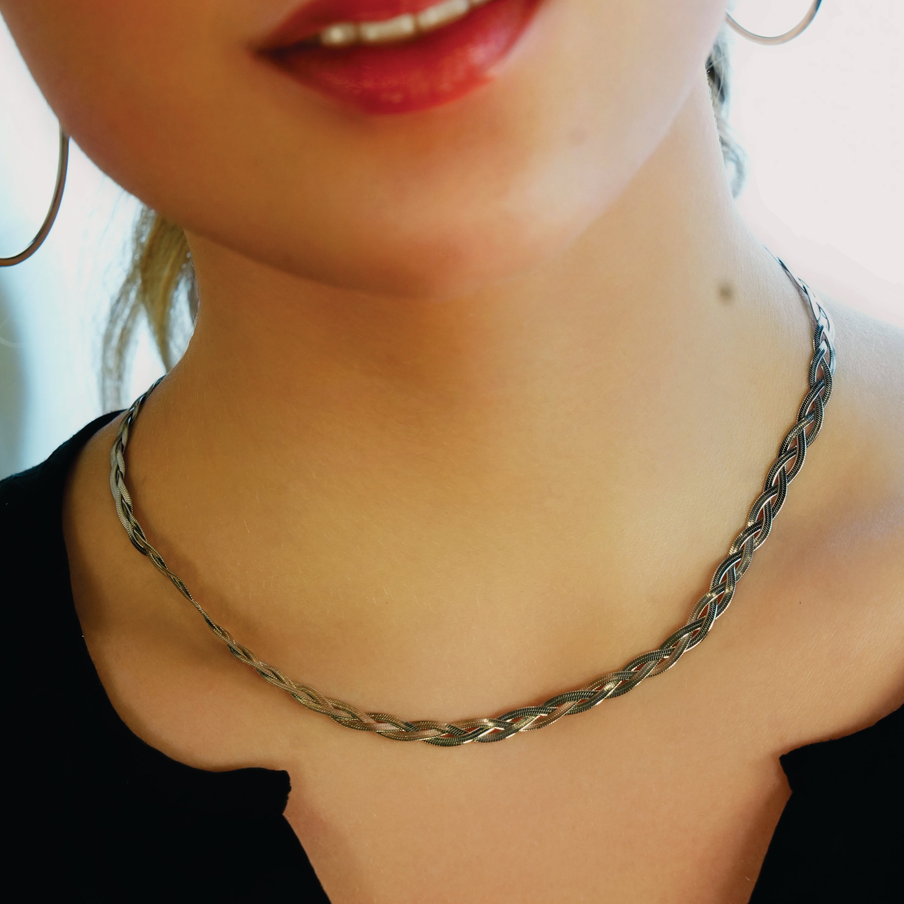 TARA Or Blanc (Couleur Argentée) : Collier à texture peau de serpent en forme de chevrons entrelacés.
