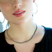 TARA Or Blanc (Couleur Argentée) : Collier à texture peau de serpent en forme de chevrons entrelacés.