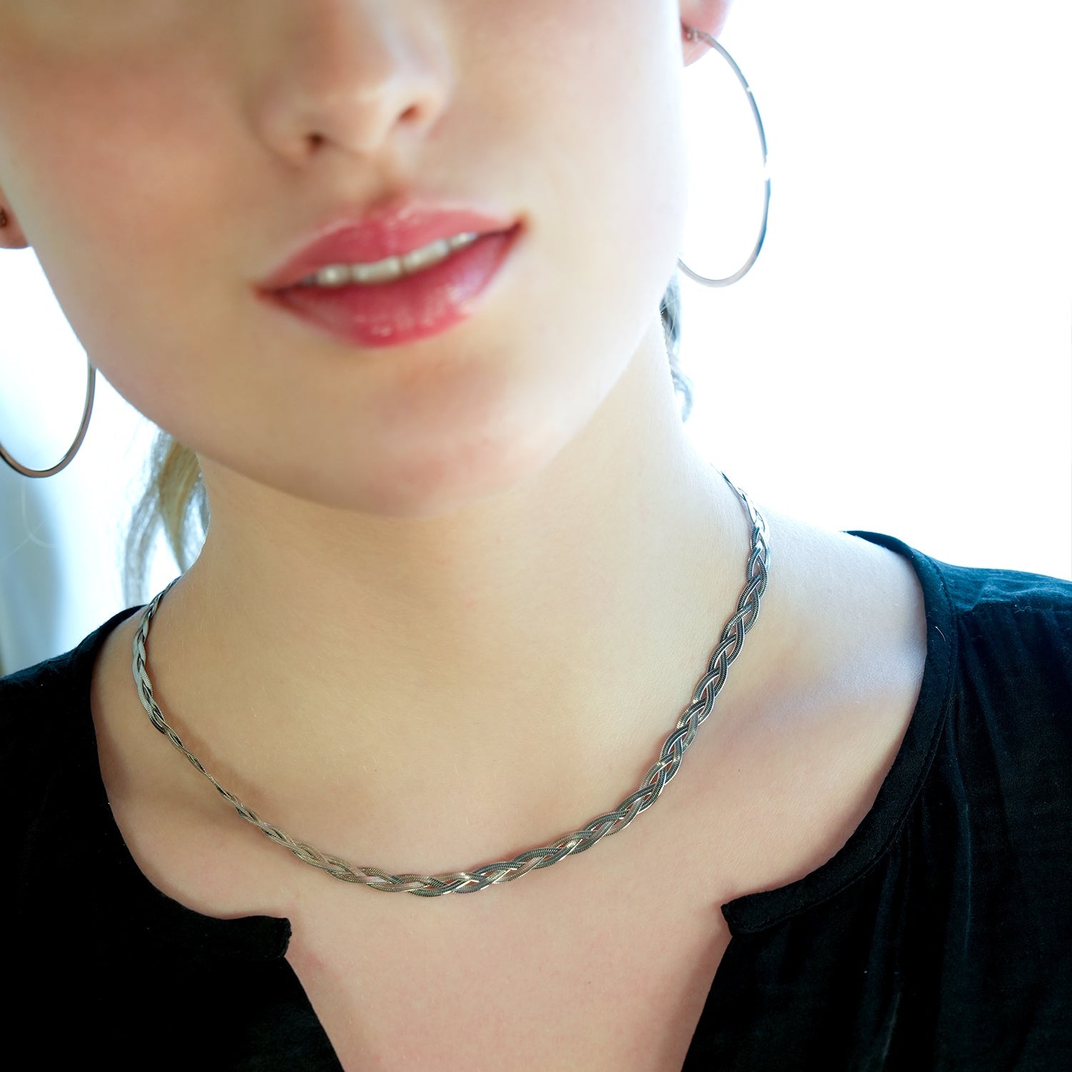 TARA Or Blanc (Couleur Argentée) : Collier à texture peau de serpent en forme de chevrons entrelacés.