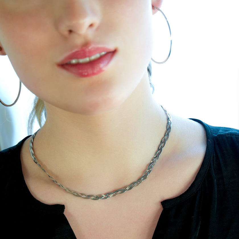 TARA Or Blanc (Couleur Argentée) : Collier à texture peau de serpent en forme de chevrons entrelacés.