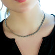 TARA Or Blanc (Couleur Argentée) : Collier à texture peau de serpent en forme de chevrons entrelacés.