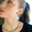 TARA Or Blanc (Couleur Argentée) : Collier à texture peau de serpent en forme de chevrons entrelacés.