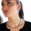 TARA Or Blanc (Couleur Argentée) : Collier à texture peau de serpent en forme de chevrons entrelacés.