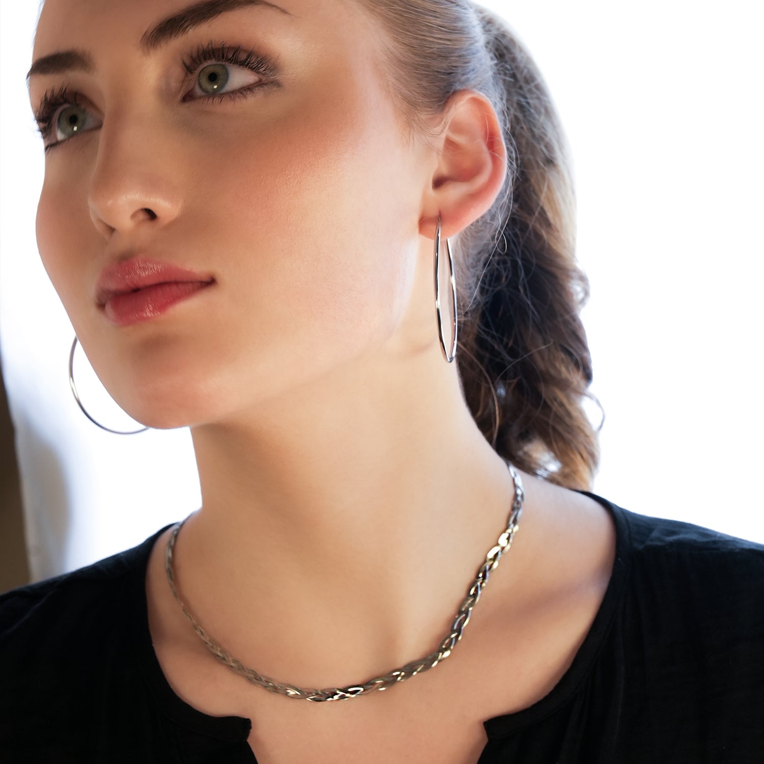 TARA Or Blanc (Couleur Argentée) : Collier à texture peau de serpent en forme de chevrons entrelacés.