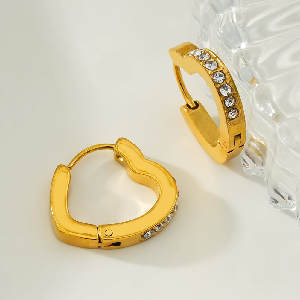 Style TENDER Or : Mini boucles d'oreilles en forme de cœur serties de zircons pavés.