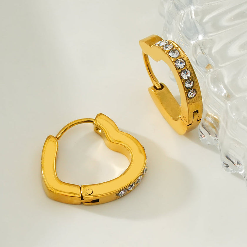 Style TENDER Or : Mini boucles d'oreilles en forme de cœur serties de zircons pavés.